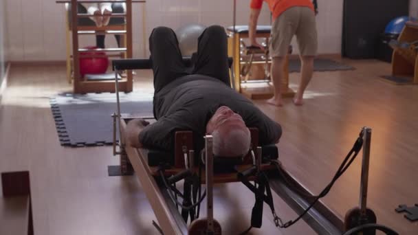 Starší Lidé Cvičí Třídě Pilates Group — Stock video