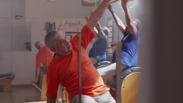 Homem Sênior Mulher Envolvendo Força Flexibilidade Classe Sessão Grupo Pilates — Vídeo de Stock