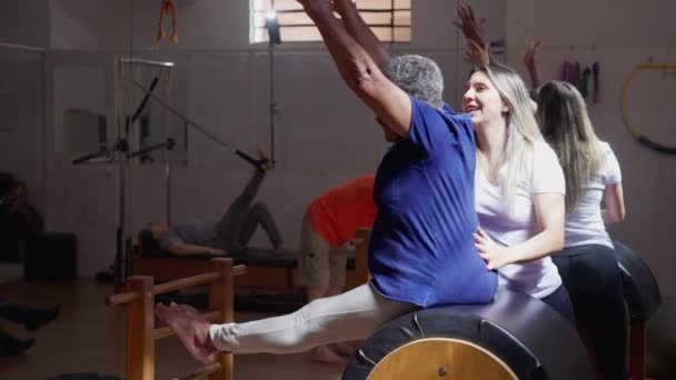 Afroamerikanisch Ältere Frau Stretching Mit Weiblichen Pilates Coach Unterstützung Physiotherapie — Stockvideo