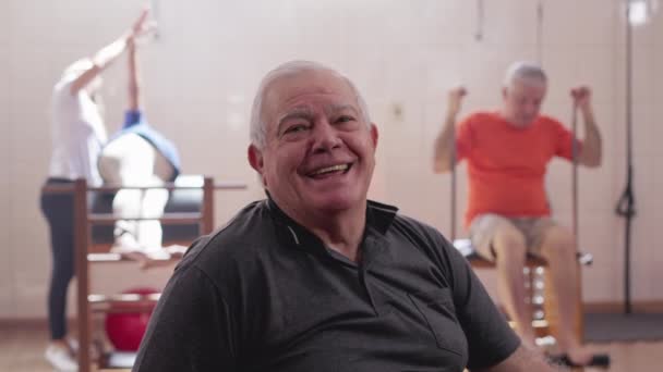 Happy Senior Man Usmívající Portrétu Staršími Jedinci Cvičení Třídě Pilates — Stock video