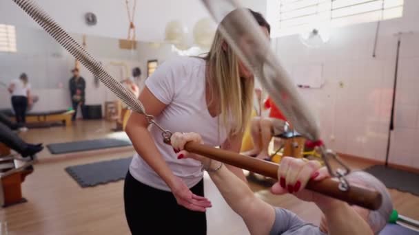 Antrenor Fericit Pilates Instruirea Unei Femei Vârstă Pentru Consolida Corpul — Videoclip de stoc