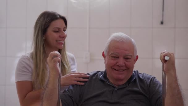 Retrato Happy Female Pilates Coach Senior Client Sonriendo Cámara Estudio — Vídeos de Stock