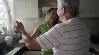 Romantik Son Sınıf Çifti Mutfakta Dans Ediyor