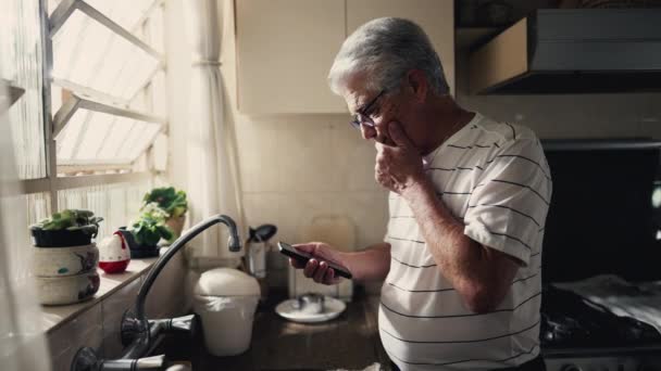 Pensiv Senior Man Tittar Telefonskärmen Funderar Dilemma Och Beslutsfattande Med — Stockvideo