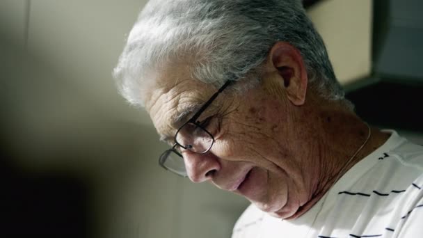 Depressziós Idős Férfi Szomorú Arckifejezéssel Miközben Mobilt Tart Kezében Közelkép — Stock videók