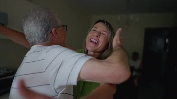 Feliz Reunião Entre Amigos Seniores Homem Mais Velho Abraçando Mulher — Vídeo de Stock