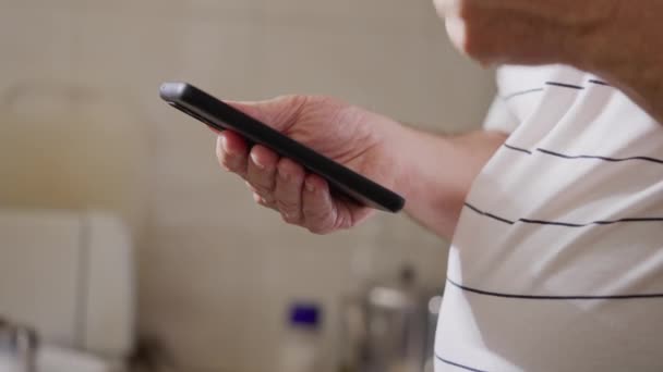 Närbild Senior Man Händer Håller Mobiltelefon Enhet Gest Äldre Person — Stockvideo