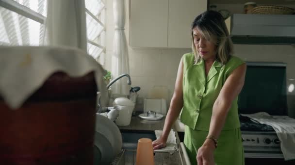 Wohnung Frau Mittleren Alters Erlebt Angst Der Küche — Stockvideo