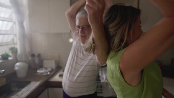 Lustige Szene Der Ältere Paare Beim Tanzen Scheitern Lebenslustige Männer — Stockvideo
