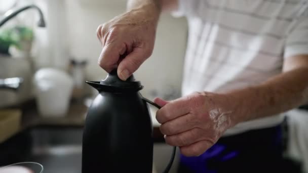 Detailní Ruční Utahování Uvolňování Termosku Láhev Připravuje Teplý Nápoj Kávu — Stock video
