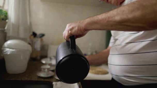 Μεγαλύτερος Άνδρας Που Σερβίρει Καφέ Θερμός Που Στέκεται Στην Κουζίνα — Αρχείο Βίντεο