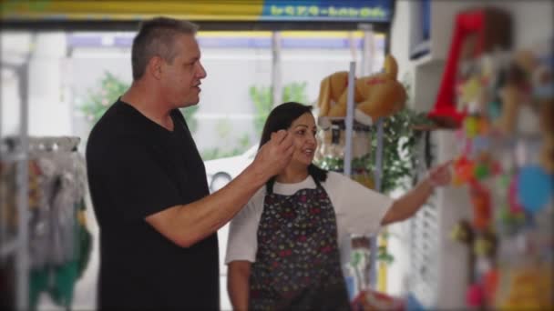 Klanten Winkelen Dierenwinkel Zakelijke Eigenaar Helpt Man Item Kiezen Voor — Stockvideo