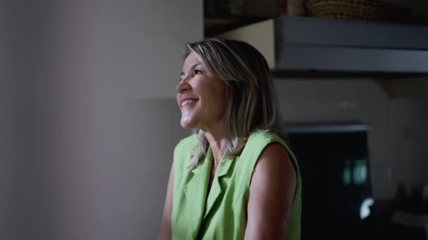 Szczęśliwa Kobieta Średnim Wieku Stojąca Przy Oknie Kuchennym Uśmiechnięta Ekstatyczna — Wideo stockowe