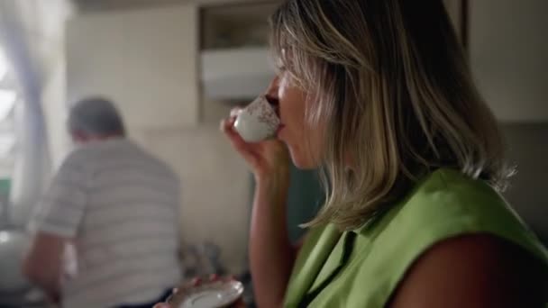 站在厨房里喝咖啡的女人 中年人喝家庭早餐生活方式中的热饮料 — 图库视频影像