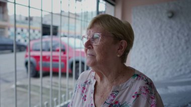 80 'lerinde Düşünceli Yaşlı Kadın Ev Otoparkı Ağı' nda Bekliyor, Şehir Ayarı 'ndaki Kaldırımı Gözlüyor