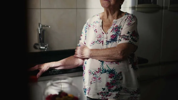 Προβληματική Ηλικιωμένη Γυναίκα Κοιτάζει Έξω Από Παράθυρο Της Κουζίνας Ένας — Φωτογραφία Αρχείου