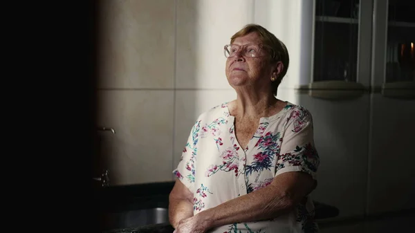 Kontemplativ Äldre Kvinna Stirrar Genom Köksfönstret Kaukasisk Äldre Talsmänniska Förlorade — Stockfoto