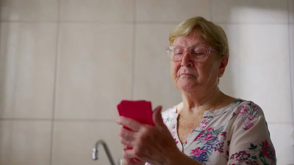 Femme Âgée Économe Technologie Utilisant Téléphone Personne Âgée Des Années — Photo