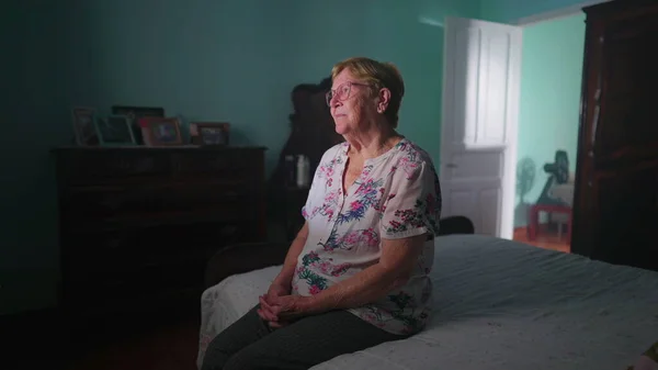 Starsza Kobieta Siedząca Przy Łóżku Sypialni Domowy Styl Życia Starość — Zdjęcie stockowe