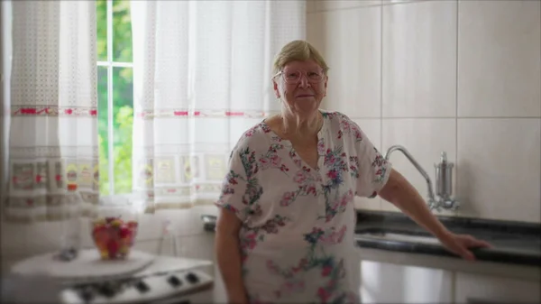 Mujer Mayor Pie Cocina Por Ventana Una Anciana Caucásica Años — Foto de Stock