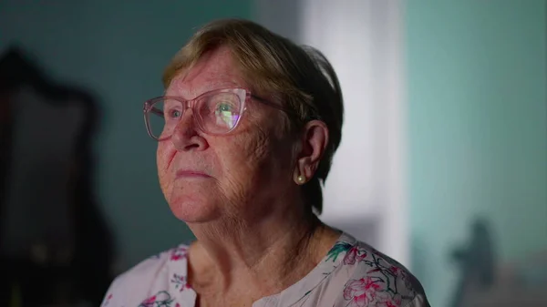 Wanita Senior Kontemplatif Dengan Ekspresi Bijaksana Menatap Wajah Close Jendela — Stok Foto