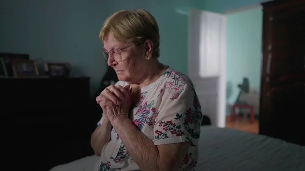 Religious Elderly Woman Sitting Bedside Prayer Hopeful Older Lady Praying — Stock Photo, Image
