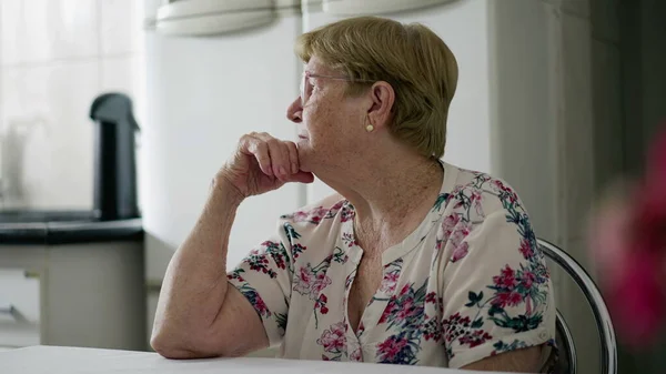 Kontemplativ Äldre Kvinna Tänker Livet Medan Sitter Köket Kaukasier Äldre — Stockfoto
