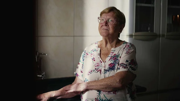 Een Bejaarde Vrouw Die Uit Het Keukenraam Staart Een Blanke — Stockfoto