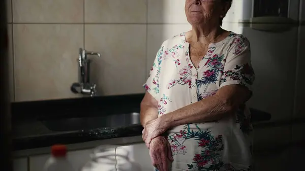Созерцательная Пожилая Женщина Пялящаяся Окно Кухни Кавказский Пожилой Человек Годов — стоковое фото