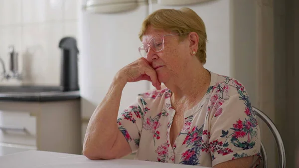 Deprimida Senior Mulher Pensativa Seus Anos Expressando Solidão Solidão Sentado — Fotografia de Stock