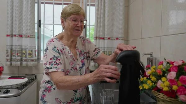 Donna Anziana Che Serve Caffè Porge Tazza Qualcuno Piedi Cucina — Foto Stock