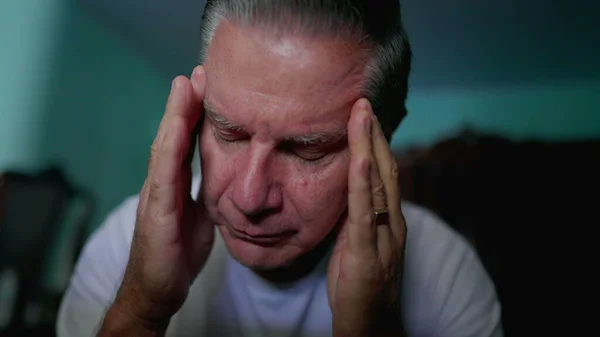 Zbliżenie Mężczyzny Średnim Wieku Cierpiącego Ból Głowy Starsza Osoba Zmagająca — Zdjęcie stockowe