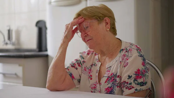 Wanita Senior Yang Tertekan Usia Mengekspresikan Kesendirian Dan Kesepian Duduk — Stok Foto