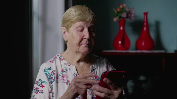 Прокрутка Интернета Пожилой Женщины Телефону Окна Изображающая Использование Современных Технологий — стоковое фото