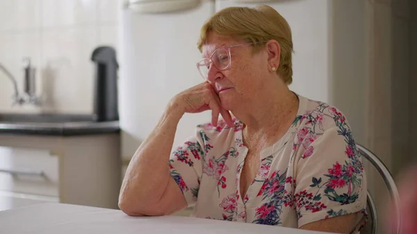 Przygnębiona Starsza Kobieta Wieku Lat Wyrażająca Samotność Samotność Siedząca Kuchni — Zdjęcie stockowe