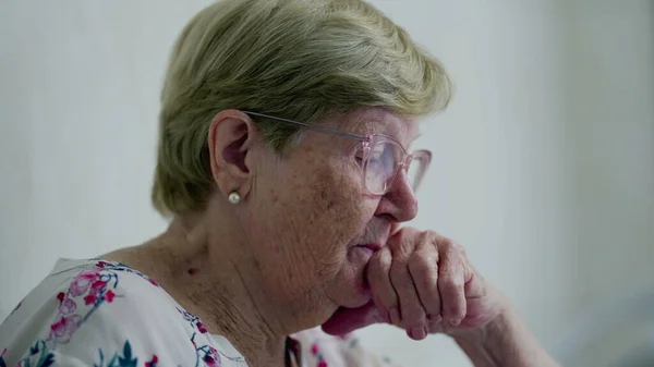 Mujer Anciana Profunda Contemplación Hogar Descripción Auténtica Las Preocupaciones Vejez — Foto de Stock