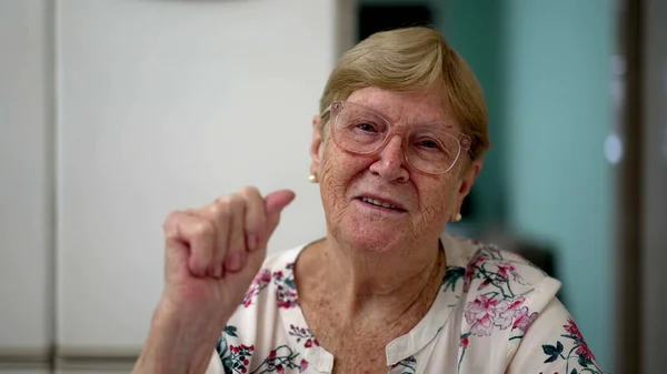 Ancianos Mujer Mayor Saludando Adiós Cámara Webcam Pov Concepto Persona — Foto de Stock
