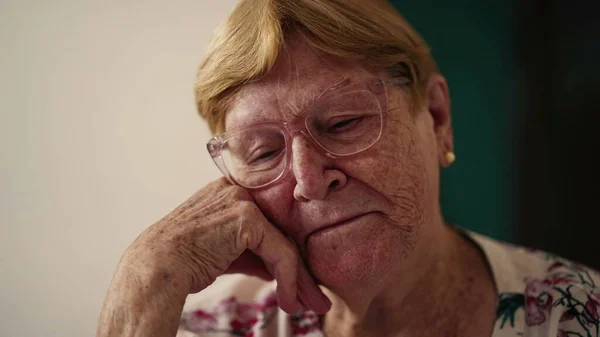 Крупный План Грустной Депрессивной Пожилой Женщины Возрасте Лет Выражающей Одиночество — стоковое фото