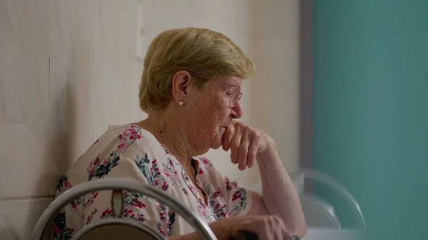 Donna Anziana Contemplativa Casa Persona Anziana Pensierosa Negli Anni Con — Foto Stock