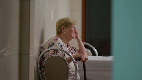 年长的老妇人坐在家里厨房里沉思生活 国内真正的老年真实的生活方式 多愁善感的老年妇女 — 图库照片