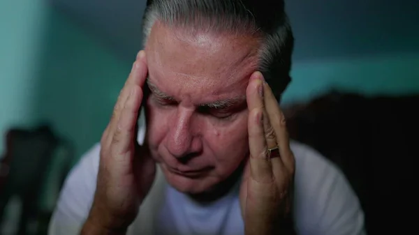 頭痛に苦しんでいる中年の男のクローズアップ 片頭痛に苦しんでいる高齢者は 頭の寺院に手を置く — ストック写真