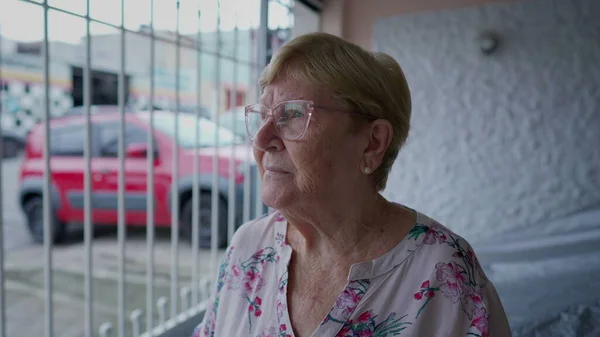 Mujer Anciana Contemplativa Sus Años Edad Espera Red Estacionamiento Hogar —  Fotos de Stock