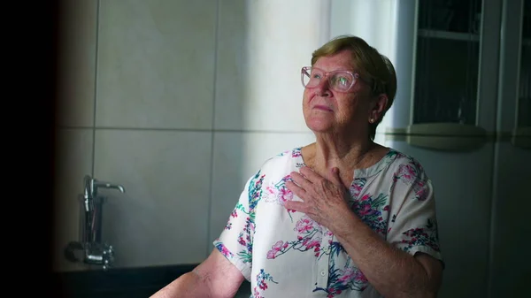 Счастливая Задумчивая Пожилая Женщина Стоящая Окна Кухне Задумчивая Пожилая Женщина — стоковое фото