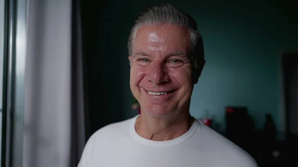 Sonriente Hombre Mediana Edad Sus Años Mirando Cámara Con Expresión —  Fotos de Stock