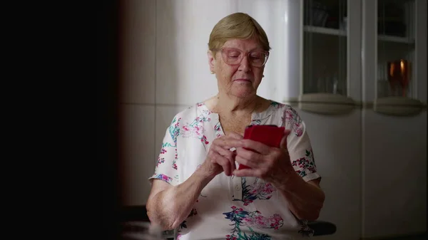Tech Hozzáértő Idős Használja Mobiltelefon Otthon Senior Lady Részt Vesz — Stock Fotó