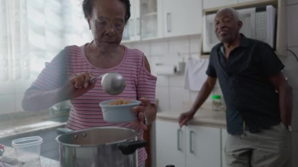 Pareja Afroamericana Mayor Disfrutando Preparación Comidas Cocina — Vídeos de Stock