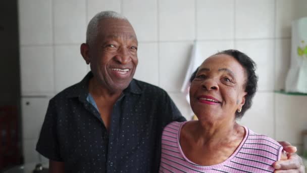 Egy Afro Amerikai Nyugdíjas Pár Mosolyog Kamera Előtt Egy Fekete — Stock videók