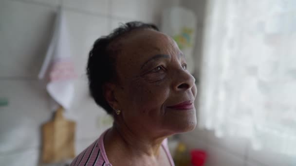 Contemplatieve Senior Afro Amerikaanse Vrouw Die Thuis Staat Met Een — Stockvideo