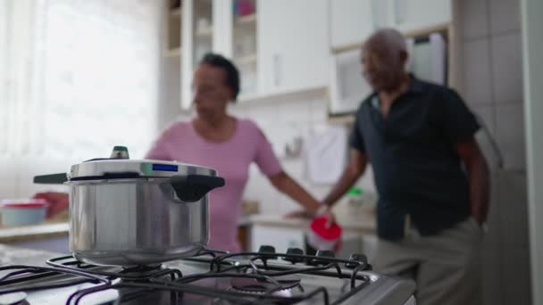 Sobanın Mutfağında Paslanmaz Çelik Tencere Arka Planda Siyah Yaşlı Bir — Stok video