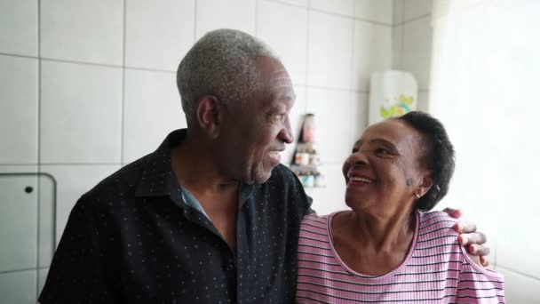 Brazilský Africký Starší Pár Kuchyni Pózující Veselými Výrazy Kamery Černý — Stock video